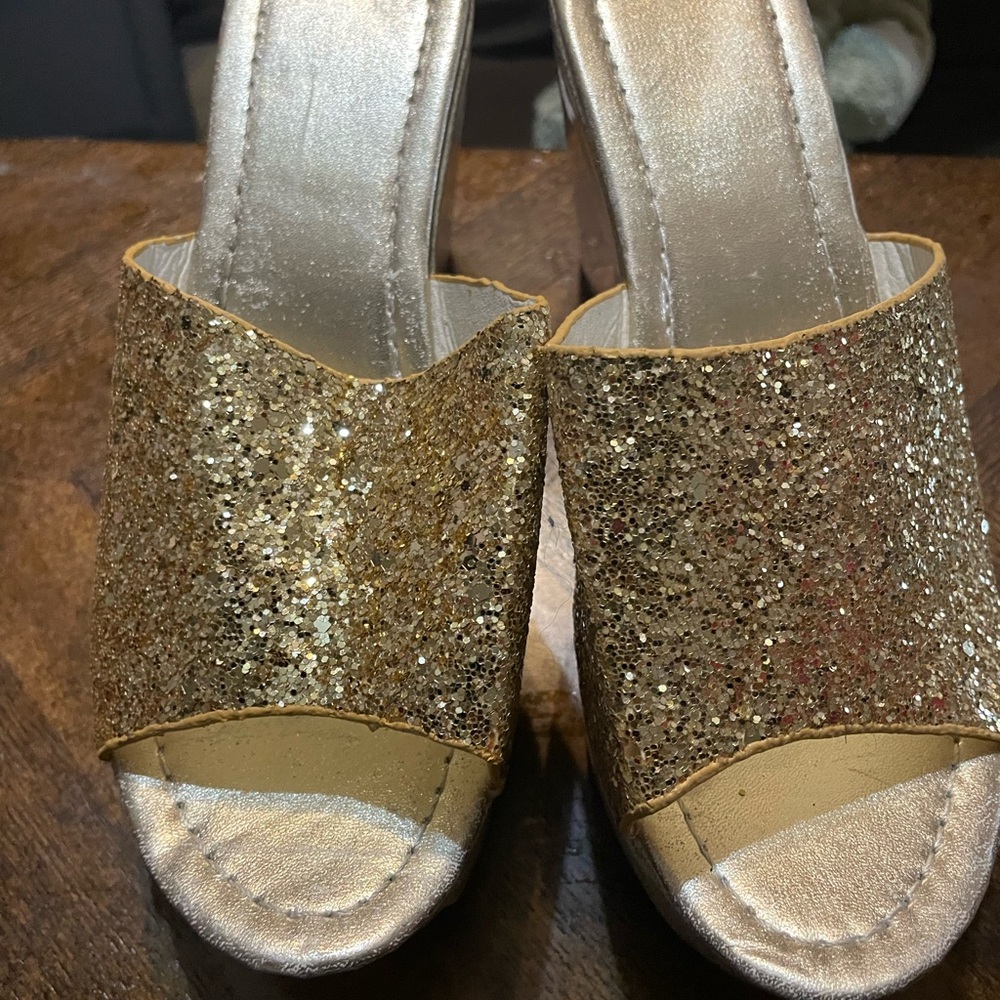 Elegant Gold Glitter Women's Shoes size 6.5/37 NWT